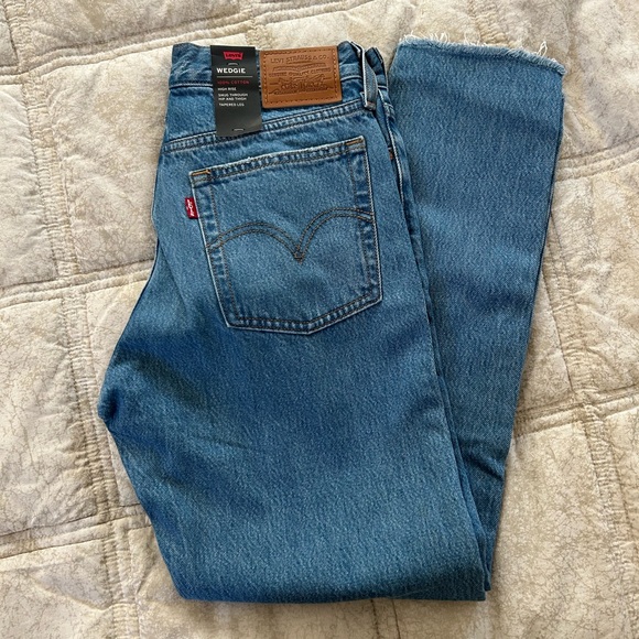 Levi’s wedgie fit jeans - Picture 2 of 3
